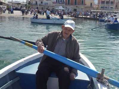 Il 92enne Oronzo D'Aloia, "istituzione" di Santo Spirito, visto che ha abbracciato il mestiere all'et� di 6 anni e non vuole ancora saperne di abbandonarlo